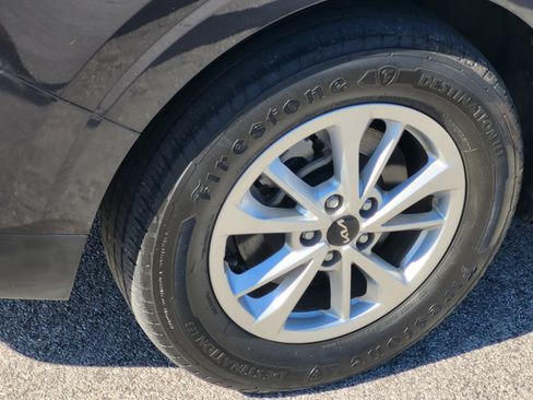 Used 2022 Kia Carnival LX image 7