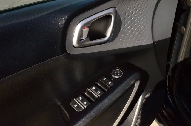 Used 2025 Kia Soul LX w/ LX Technology Package FWD image 46