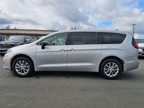 New 2026 Chrysler Pacifica Limited image 5