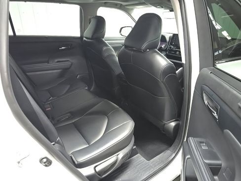 Used 2022 Toyota Highlander XLE AWD/4WD image 18