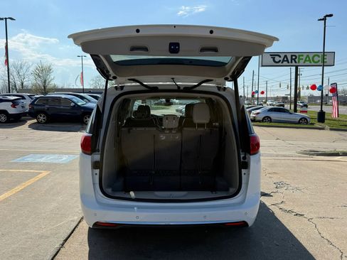 Used 2019 Chrysler Pacifica Touring-L FWD image 13