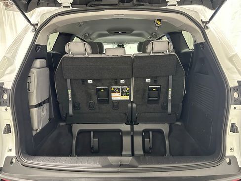 Used 2025 Toyota Sienna LE FWD image 53
