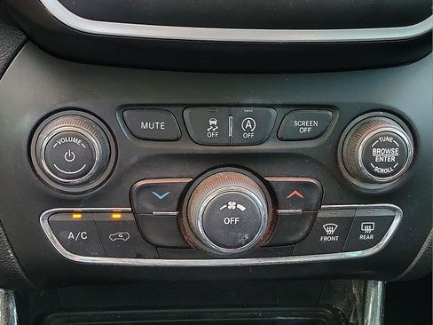 Used 2020 Jeep Cherokee Latitude Plus FWD image 15