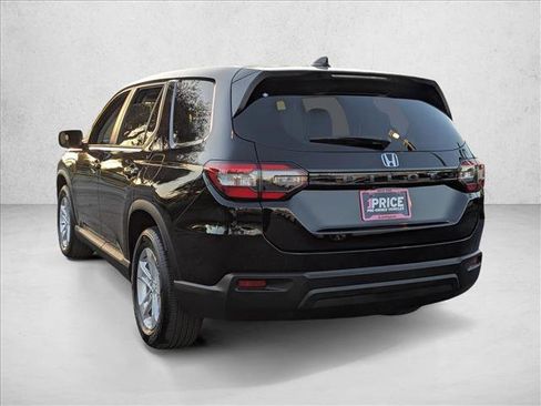 Used 2023 Honda Pilot LX image 7