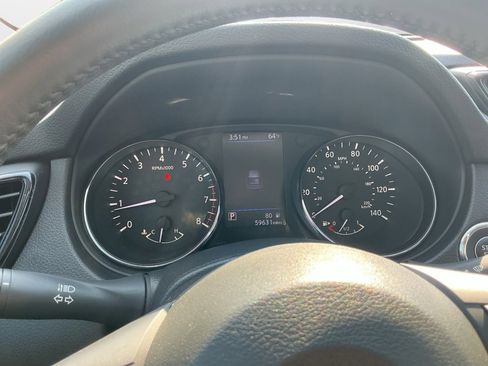 Used 2018 Nissan Rogue SV image 14