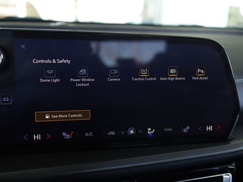 Used 2024 Chevrolet Traverse LT image 15