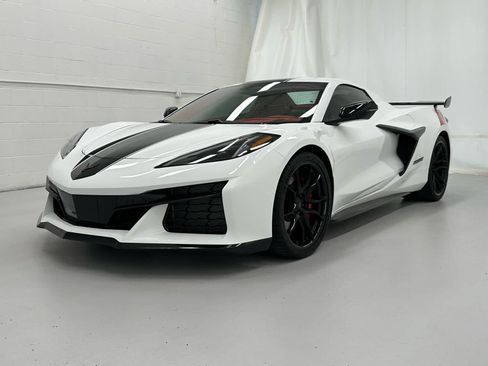 Used 2027 Chevrolet Corvette Grand Sport w/ Z52 Sport Performance Package RWD image 11