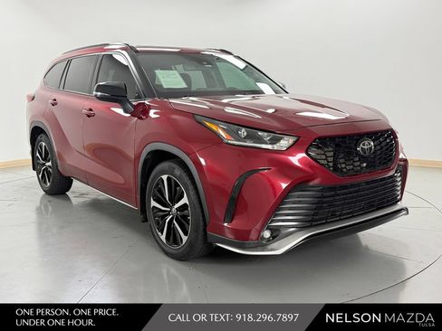 Used 2022 Toyota Highlander XSE FWD image 4