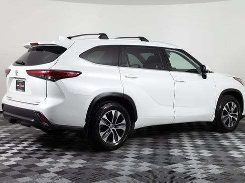 Used 2022 Toyota Highlander XLE FWD image 8