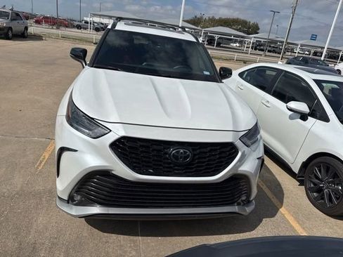 Used 2024 Toyota Highlander XSE image 2