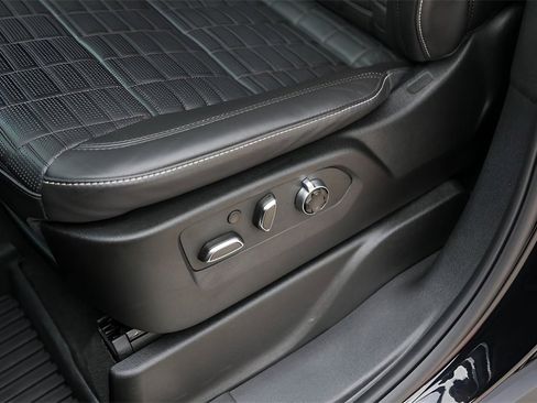 Certified 2025 Cadillac Escalade ESV V image 8