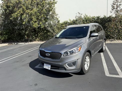 Used 2018 Kia Sorento LX image 2