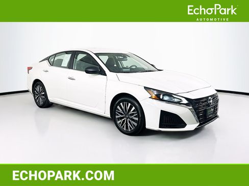 Used 2025 Nissan Altima 2.5 SV FWD image 1