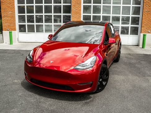Used 2024 Tesla Model Y Long Range AWD/4WD image 2