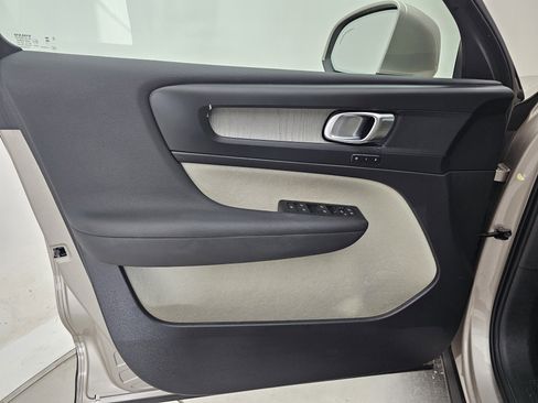 Used 2023 Volvo XC40 B5 Plus image 12