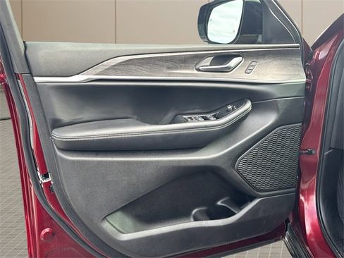 Certified 2024 Jeep Grand Cherokee Limited w/ Black Appearance Package image 16