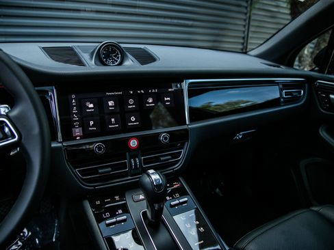 Certified 2026 Porsche Macan AWD/4WD image 17