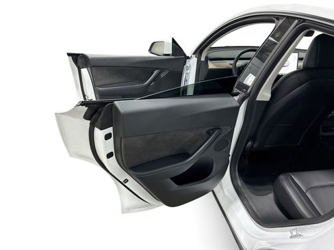 Certified 2022 Tesla Model Y Long Range AWD/4WD image 10