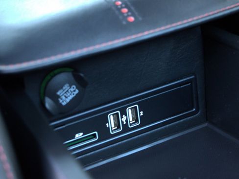 Used 2018 Aston Martin DB11 Coupe image 31