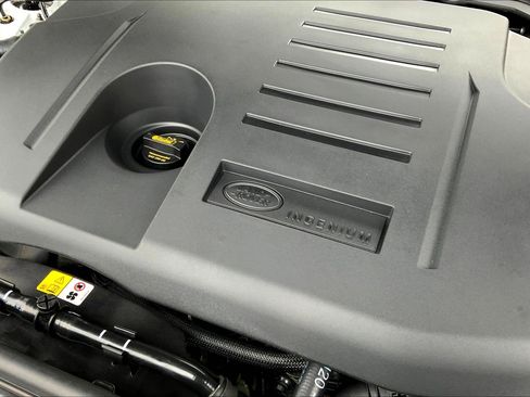 New 2025 Land Rover Discovery Dynamic SE image 17