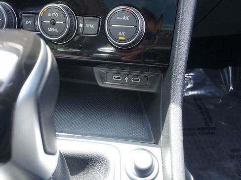 Used 2023 Volkswagen Jetta SE w/ Panoramic Sunroof Package FWD image 17