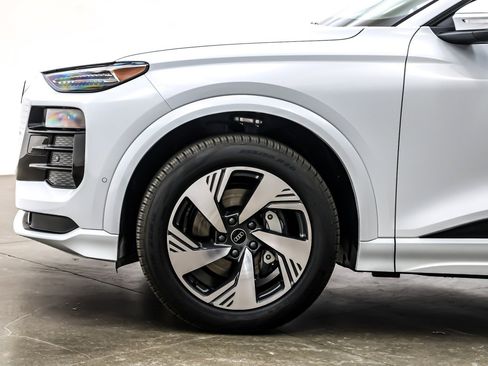 New 2025 Audi Q6 e-tron Premium Plus image 10