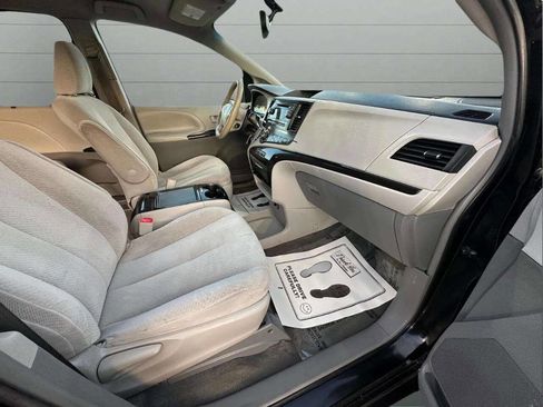 Used 2014 Toyota Sienna LE image 24