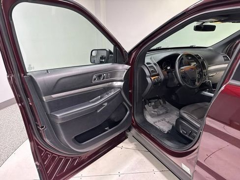 Used 2018 Ford Explorer XLT w/ Equipment Group 202A AWD/4WD image 12