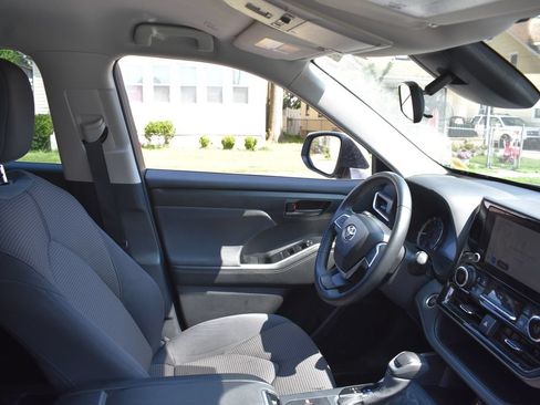 Used 2025 Toyota Highlander LE FWD image 20