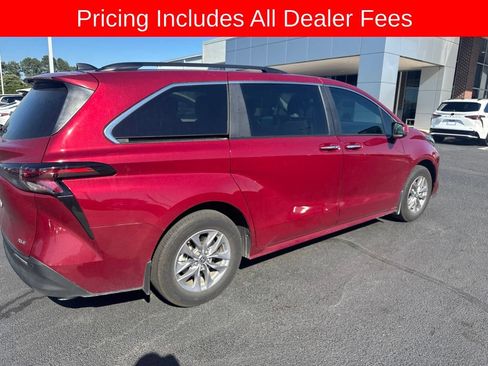 Used 2025 Toyota Sienna XLE FWD image 4