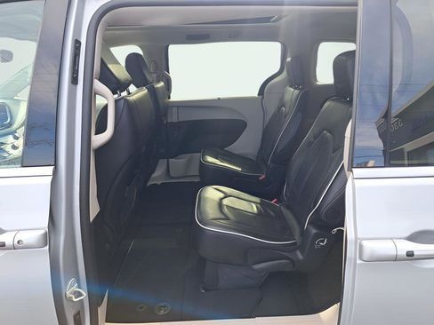 Used 2024 Chrysler Pacifica Limited FWD image 12