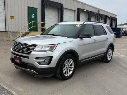 Used 2017 Ford Explorer XLT w/ Equipment Group 202A FWD image 4