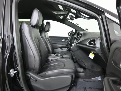 New 2026 Chrysler Pacifica Select image 13