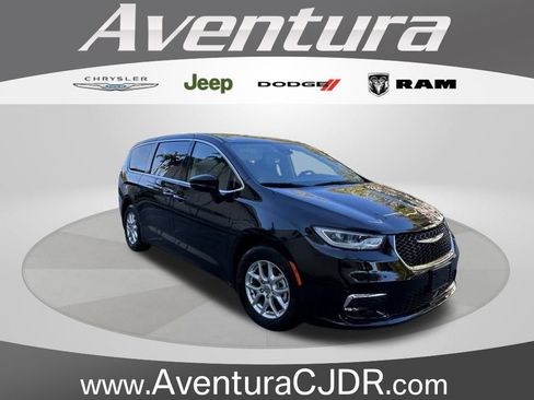 Used 2024 Chrysler Pacifica Touring-L image 1
