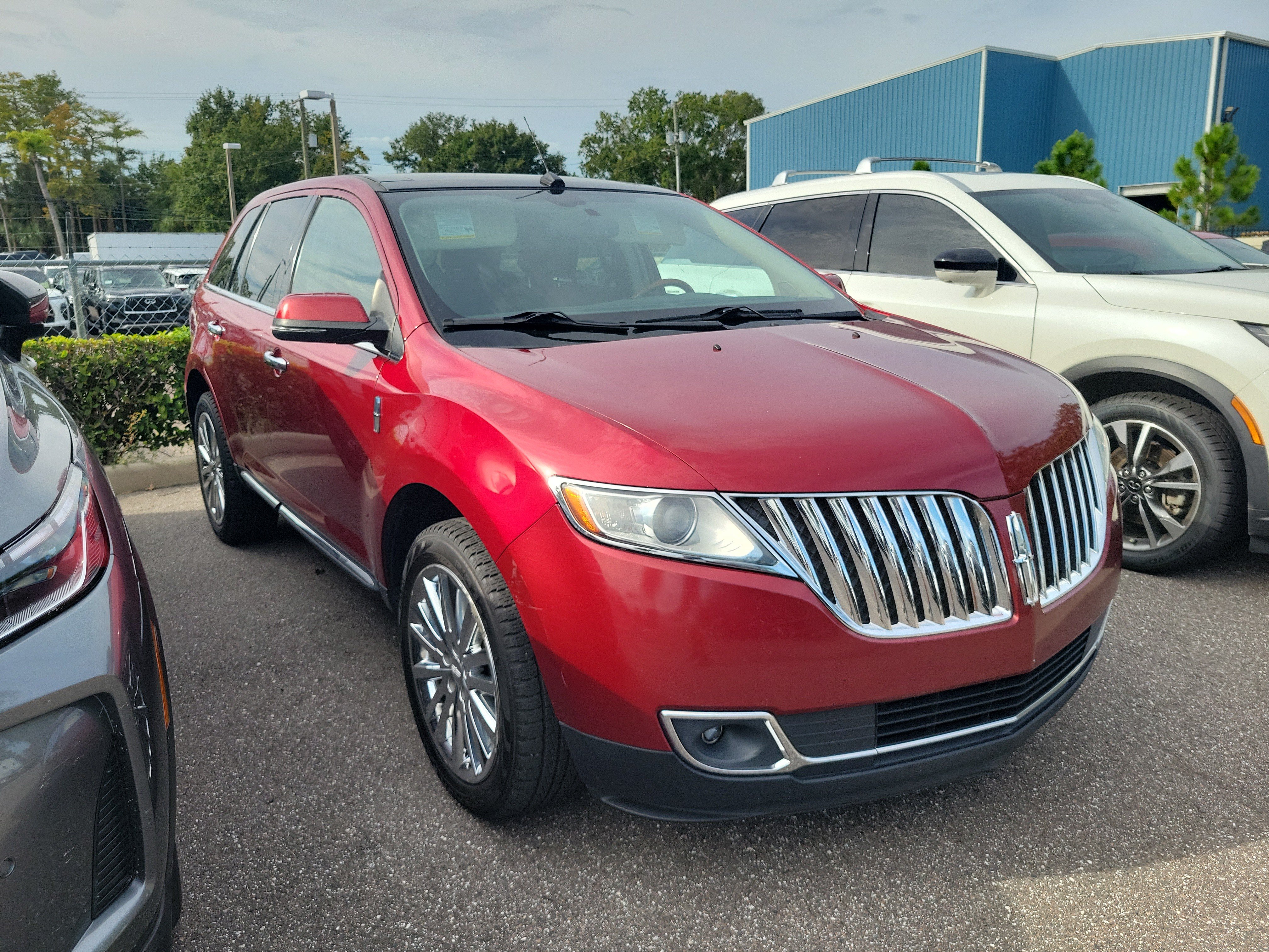Used 2013 Lincoln MKX FWD image 3