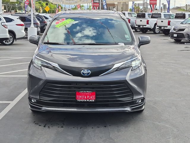 Used 2025 Toyota Sienna XLE FWD image 2