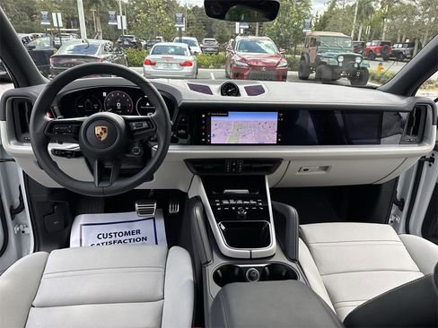 Used 2024 Porsche Cayenne S image 37