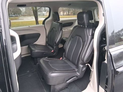 Used 2024 Chrysler Pacifica Touring-L image 22