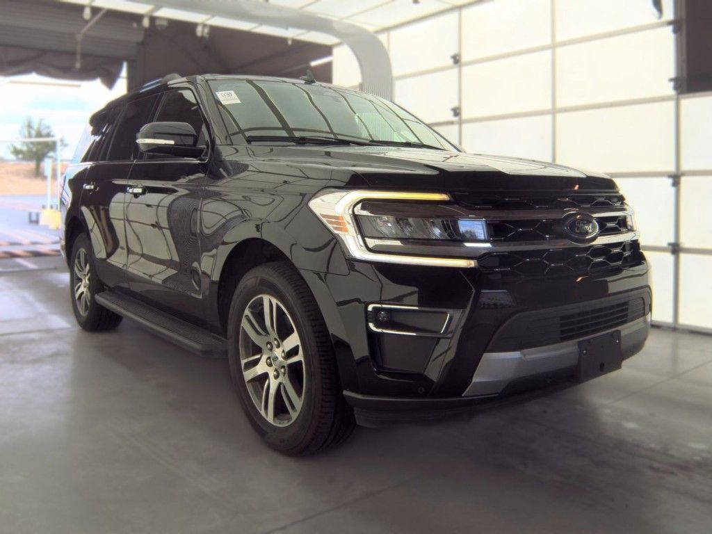 Used 2024 Ford Expedition Limited AWD/4WD image 3