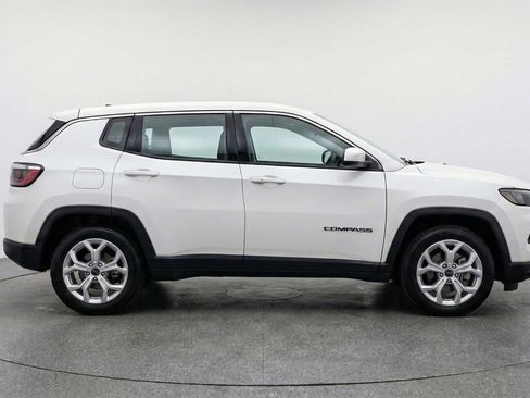 Used 2025 Jeep Compass Latitude AWD/4WD image 11