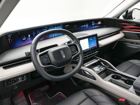 Used 2025 Lincoln Nautilus Premier image 15