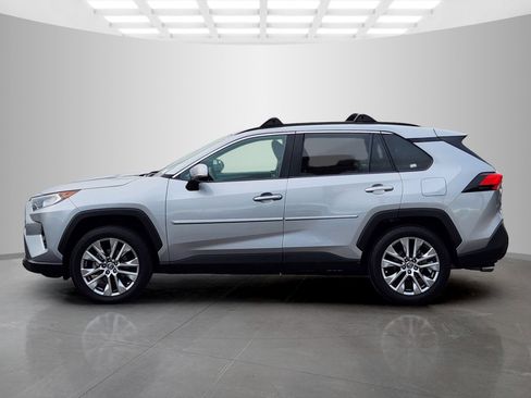 Used 2021 Toyota RAV4 XLE Premium image 7