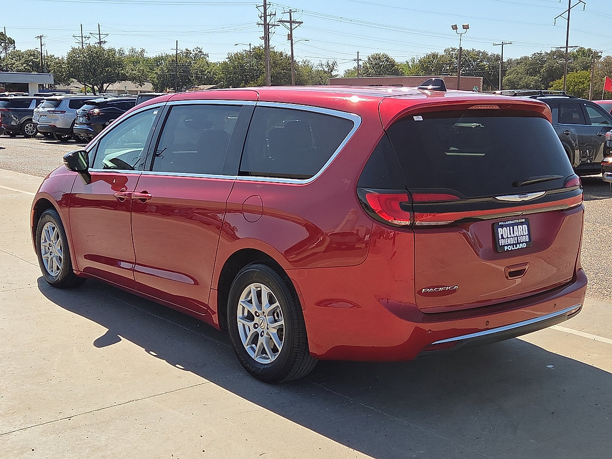 Used 2024 Chrysler Pacifica Touring-L FWD image 3