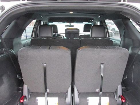 Used 2017 Ford Explorer XLT w/ Equipment Group 202A image 7