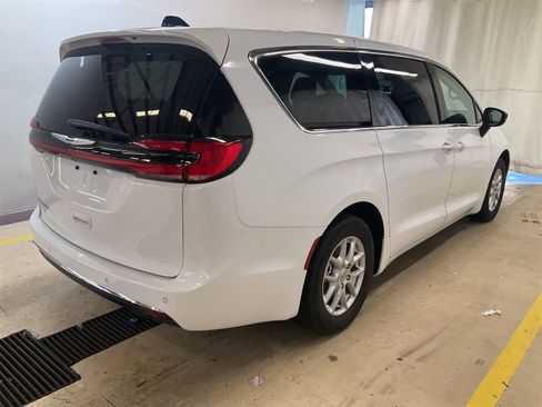 Used 2024 Chrysler Pacifica Touring-L image 6
