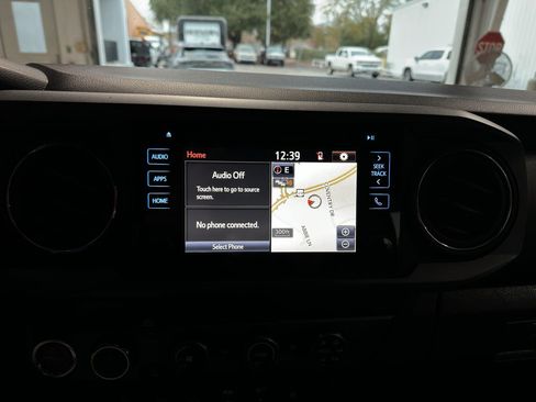 Used 2018 Toyota Tacoma TRD Off-Road w/ Technology Package image 19