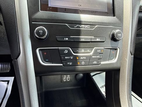 Used 2019 Ford Fusion SE FWD image 13