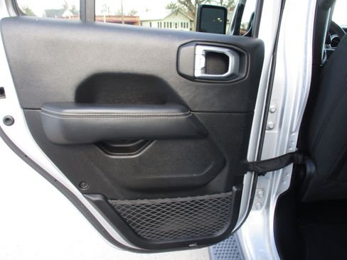 Used 2023 Jeep Wrangler Sahara image 16