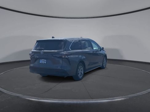Used 2025 Toyota Sienna LE FWD image 9