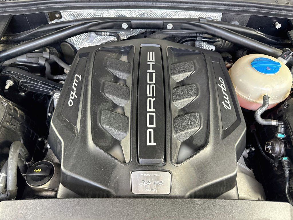 Used 2016 Porsche Macan Turbo AWD/4WD image 41